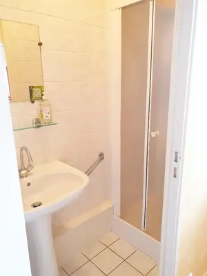 Salle de bains dans l'établissement Coliwork Le Saint Romain