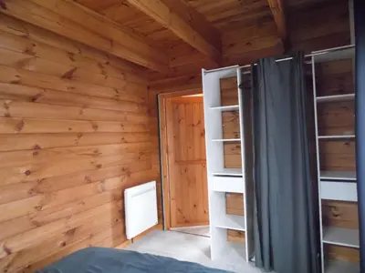 Un ou plusieurs lits dans un hébergement de l'établissement Chalet cosy climatisé avec parking et Internet