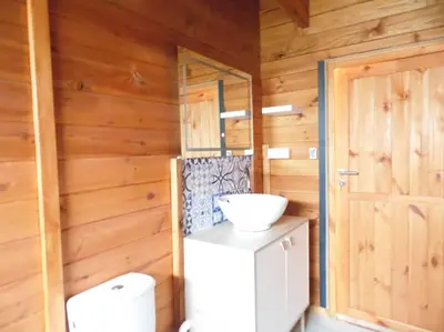 Salle de bains dans l'établissement Chalet cosy climatisé avec parking et Internet