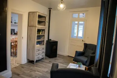 Coin salon dans l'établissement Gîte rénové avec piscine au cœur de Vendôme