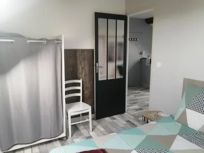 Un ou plusieurs lits dans un hébergement de l'établissement Appartement climatisé avec parking privé gratuit