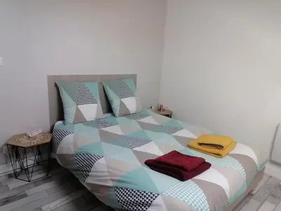 Un ou plusieurs lits dans un hébergement de l'établissement Appartement climatisé avec parking privé gratuit
