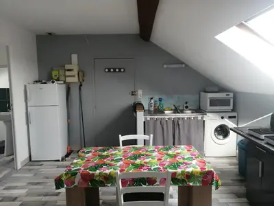 Cuisine ou kitchenette dans l'établissement Appartement climatisé avec parking privé gratuit