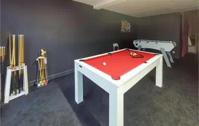 Billard dans l'établissement Cozy Home In La Chapelle-Vendômoise