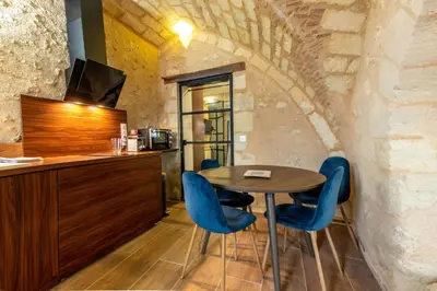Cuisine ou kitchenette dans l'établissement Balnéo - Les Pieds dans le Château