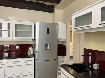 Cuisine ou kitchenette dans l'établissement Charmant appartement - centre Cité Plantagenet!!!