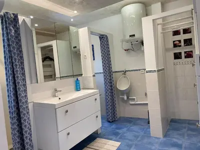 Salle de bains dans l'établissement Charmant appartement - centre Cité Plantagenet!!!
