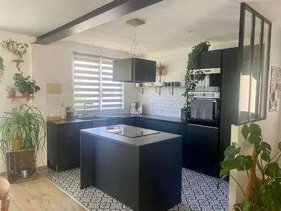 Cuisine ou kitchenette dans l'établissement Maison 90m2 15min du circuit des 24h du Mans 9 couchages