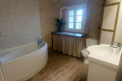 Salle de bains dans l'établissement Troglo entre Caves et Châteaux