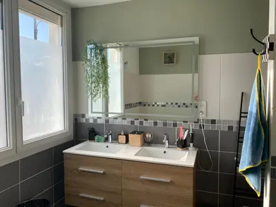 Salle de bains dans l'établissement Logement au calme à 20 minutes a pied du circuit avec garage privé