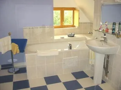 Salle de bains dans l'établissement La Maison Tournesol - 3 bedroom house with large garden near Saumur