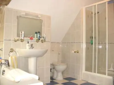 Salle de bains dans l'établissement La Maison Tournesol - 3 bedroom house with large garden near Saumur