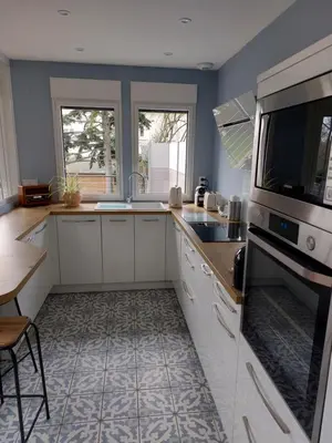 Cuisine ou kitchenette dans l'établissement Maison familiale centre ville avec Parking