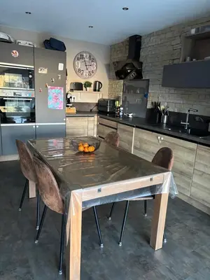 Cuisine ou kitchenette dans l'établissement Maison à 2km du circuit des 24h
