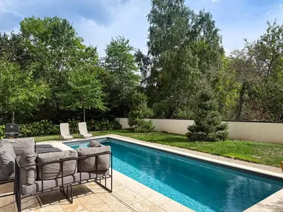 Piscine de l'établissement Les Trois Cyprès ou située à proximité