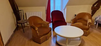 Coin salon dans l'établissement Gîte d'Isabelle, dépendance du château de la Mézière