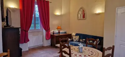 Coin salon dans l'établissement Gîte d'Isabelle, dépendance du château de la Mézière