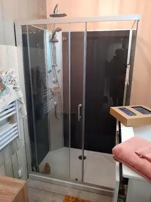 Salle de bains dans l'établissement Maison confortable à Loches + Jardin spacieux