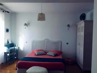 Un ou plusieurs lits dans un hébergement de l'établissement Villa raffinée à Saint-Cyr-sur-Loire avec piscine privée