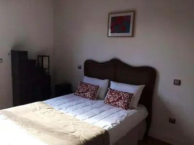 Un ou plusieurs lits dans un hébergement de l'établissement Villa raffinée à Saint-Cyr-sur-Loire avec piscine privée