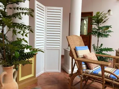 Coin salon dans l'établissement Villa raffinée à Saint-Cyr-sur-Loire avec piscine privée