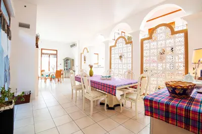 Coin salon dans l'établissement Villa raffinée à Saint-Cyr-sur-Loire avec piscine privée