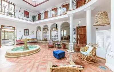 Plan de l'établissement Villa raffinée à Saint-Cyr-sur-Loire avec piscine privée