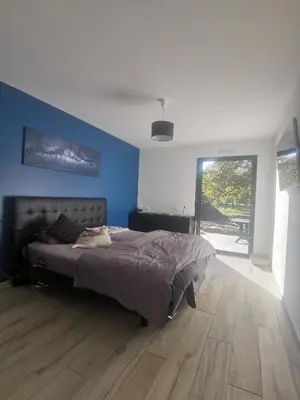Un ou plusieurs lits dans un hébergement de l'établissement Maison moderne a 1km du circuit des 24h du mans