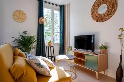 Télévision ou salle de divertissement dans l'établissement Les Maisons Acajou - Châtellerault