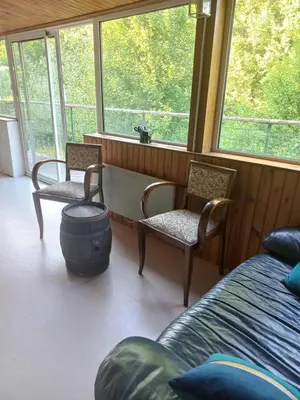 Coin salon dans l'établissement Cabane avec plan d'eau privatif
