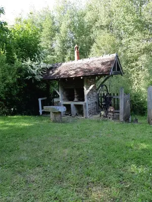 Jardin de l'établissement Cabane avec plan d'eau privatif