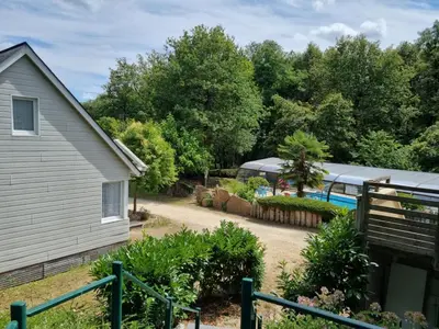 Jardin de l'établissement Les Chalets de SAUMUR, Piscine & Parc boisé, 100m du CadreNoir