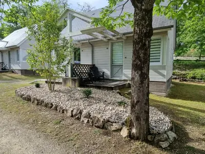 Jardin de l'établissement Les Chalets de SAUMUR, Piscine & Parc boisé, 100m du CadreNoir