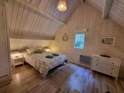 Un ou plusieurs lits dans un hébergement de l'établissement Les Chalets de SAUMUR, Piscine & Parc boisé, 100m du CadreNoir