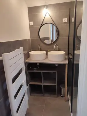 Salle de bains dans l'établissement Maison chaleureuse située à Saumur