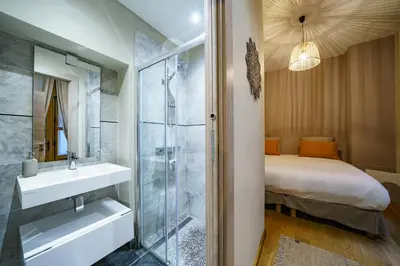 Salle de bains dans l'établissement La cour du grand marché