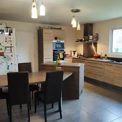 Cuisine ou kitchenette dans l'établissement Grande chambre avec salle de bain privative