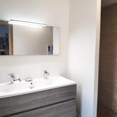 Salle de bains dans l'établissement Grande chambre avec salle de bain privative