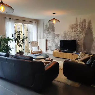 Télévision ou salle de divertissement dans l'établissement Grande chambre avec salle de bain privative