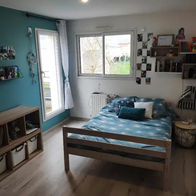Un ou plusieurs lits dans un hébergement de l'établissement Belle chambre lumineuse