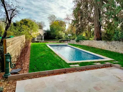 Piscine de l'établissement Maison familiale près du Zoo de la Flèche avec piscine chauffée, jardin et cheminée - FR-1-410-377 ou située à proximité