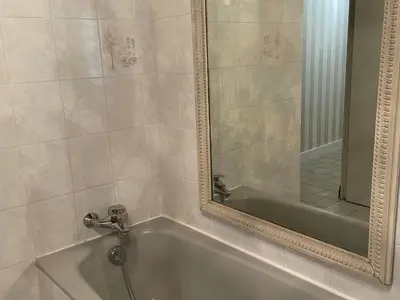 Salle de bains dans l'établissement Maison familiale près du Zoo de la Flèche avec piscine chauffée, jardin et cheminée - FR-1-410-377