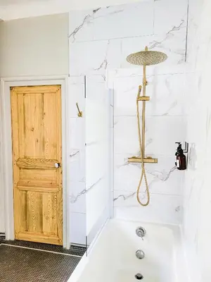 Salle de bains dans l'établissement Domaine Le Clos de la Source - Spa - Petit déjeuner buffet - Atelier d'art
