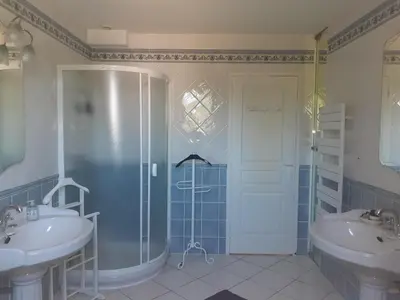 Salle de bains dans l'établissement Evènements le Mans et sa région