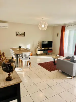 Télévision ou salle de divertissement dans l'établissement Gîte Romarin