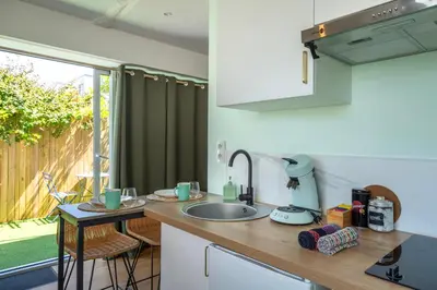 Cuisine ou kitchenette dans l'établissement La petite Chambord aux portes du château