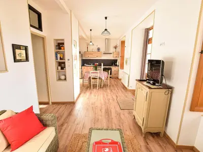 Cuisine ou kitchenette dans l'établissement Gîte restauré 6 pers. au bord de la rivière, proche centre, parking et wifi - FR-1-410-380