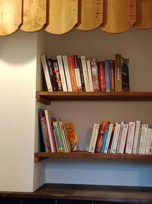 Bibliothèque dans la maison de vacances