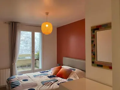 Un ou plusieurs lits dans un hébergement de l'établissement Appartement centre avec place de parking tout inclus
