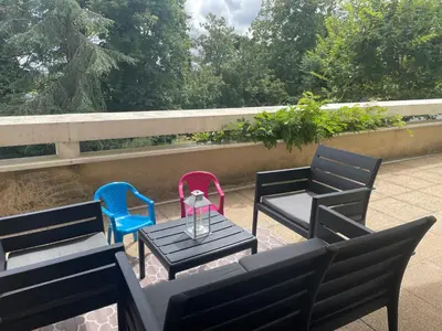 Balcon ou terrasse dans l'établissement Appartement centre avec place de parking tout inclus